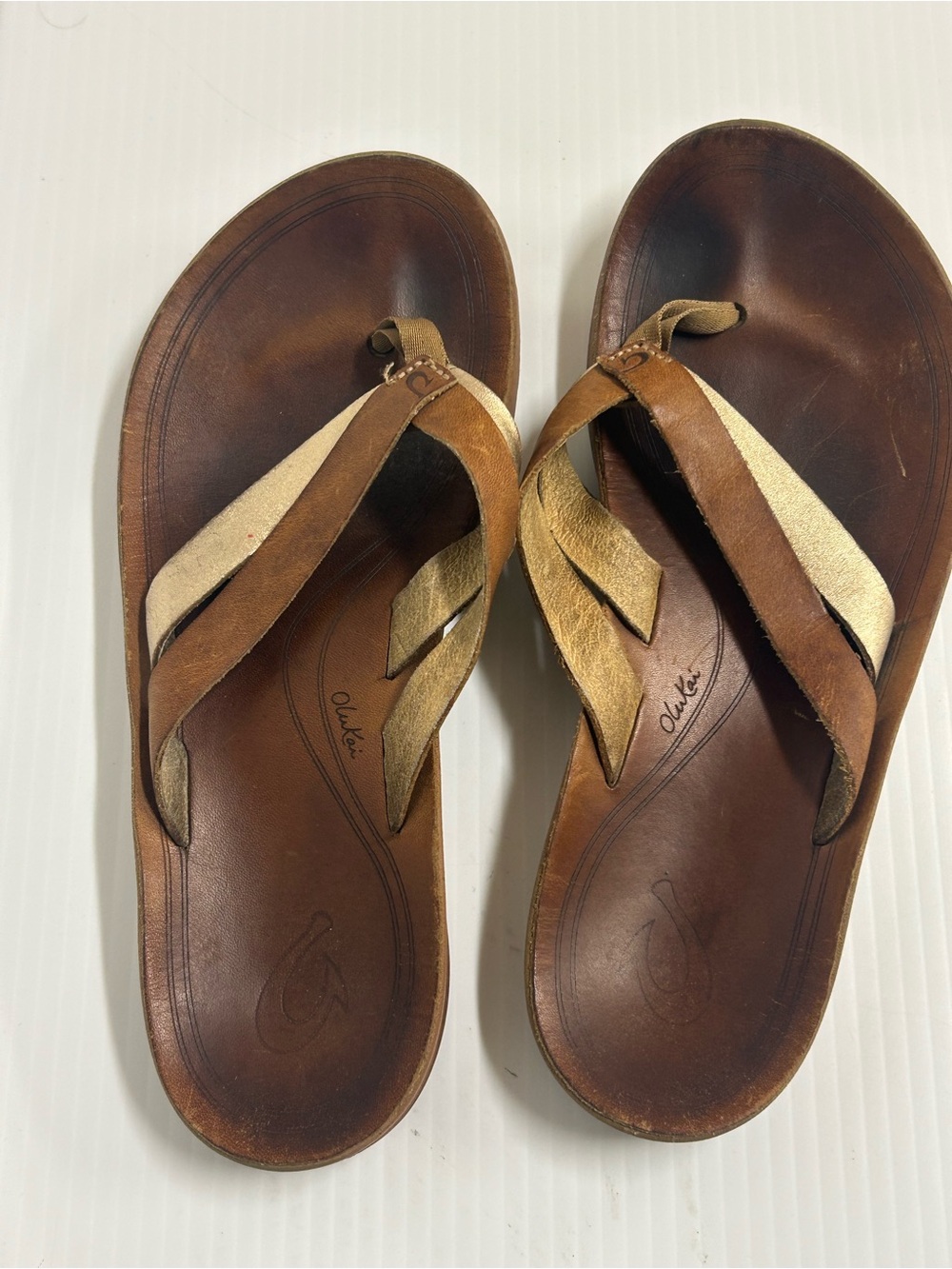 OluKai Thong Sandals Kaekae Metallic Gold Leather Women’s 7 Beach Comfort Summer